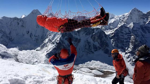 How Rescuers Save Climbers On The World S Tallest Mountains - how to cross the death bridge with a rappel roblox mount everest