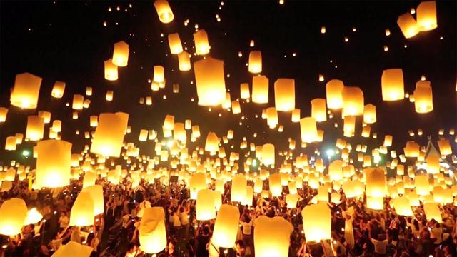 watch-floating-lanterns-light-up-the-sky-in-thailand-festival