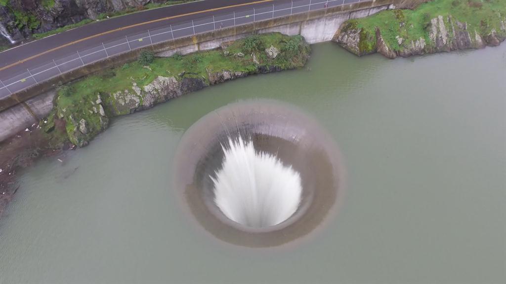 See Mammoth Hole Open In This Lake